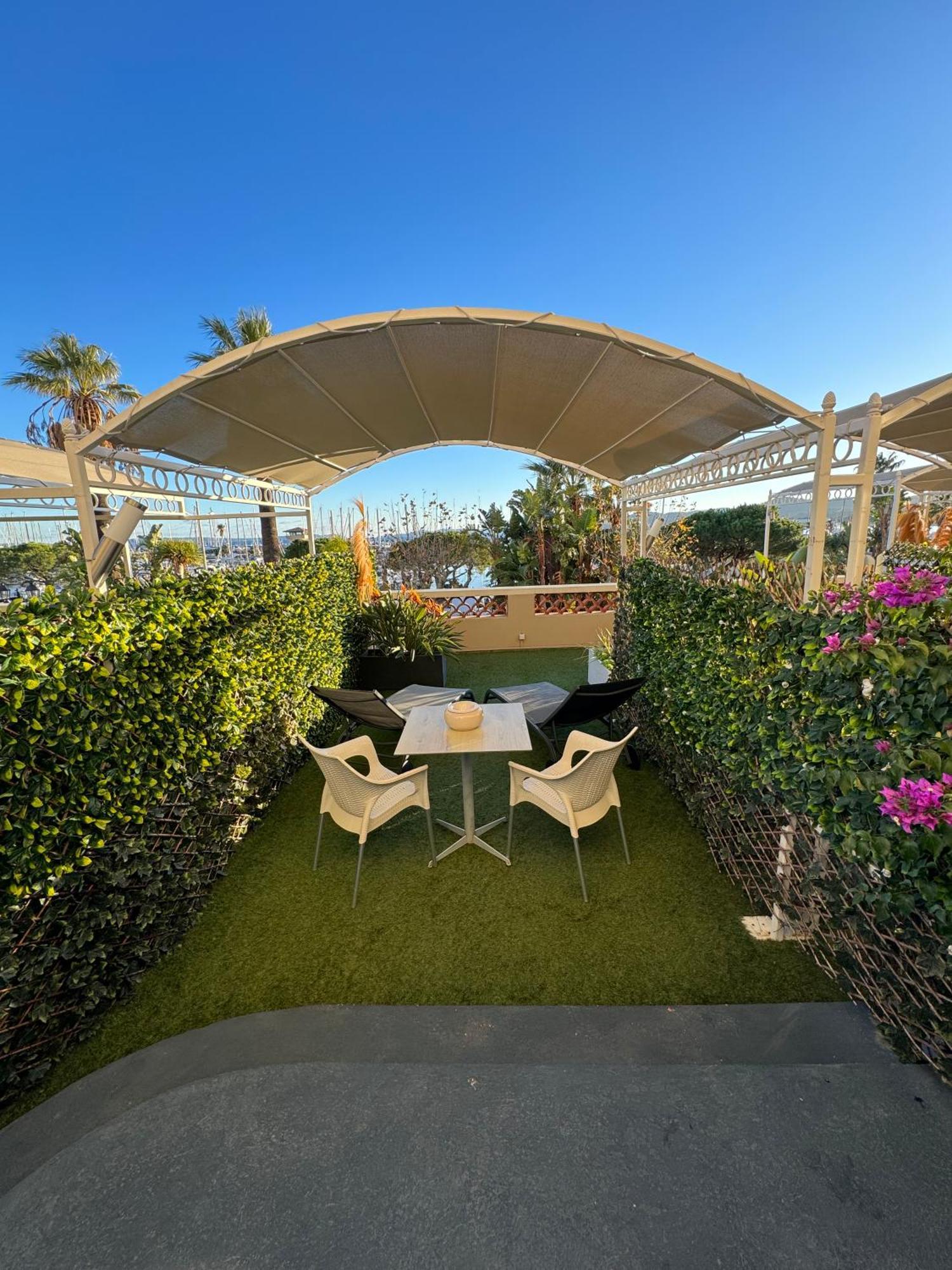 Hotel Le Rabelais Le Lavandou Εξωτερικό φωτογραφία
