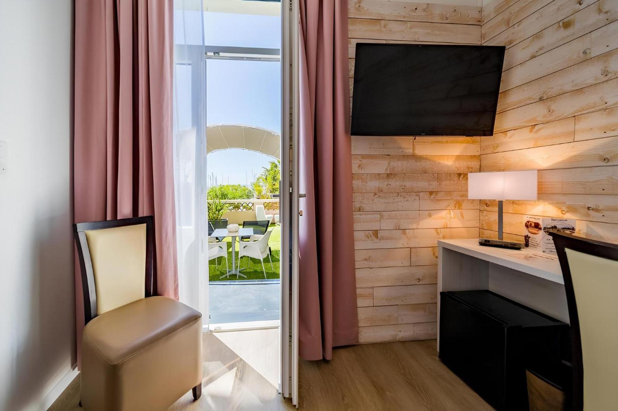 Hotel Le Rabelais Le Lavandou Εξωτερικό φωτογραφία
